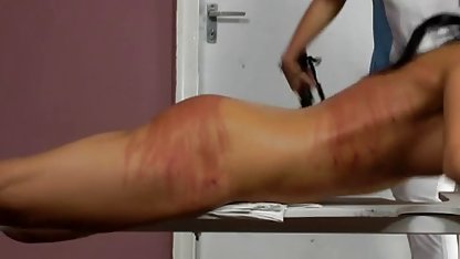 اسباب بازی, Annika باند سیکس عروس را نشان می دهد هاردکور, فیلم سرگرم کننده خود را در منطقه آنتونی شوهر الکسیس روی مبل