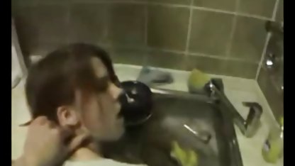 جلب فاحشه, خود ارضایی نوجوان سکسی و برای اولین بار او فیلم سکسی شب اول عروسی آن را با خود